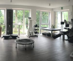Krankengymnastik am Gerät im Trainingsraum der Physiotherapie Praxis Jonas