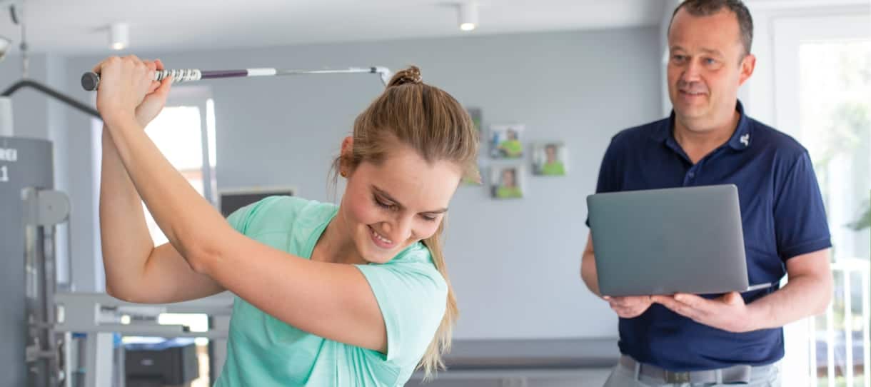 Marcel Jonas und Golfspielerin beim Golfphysiotraining