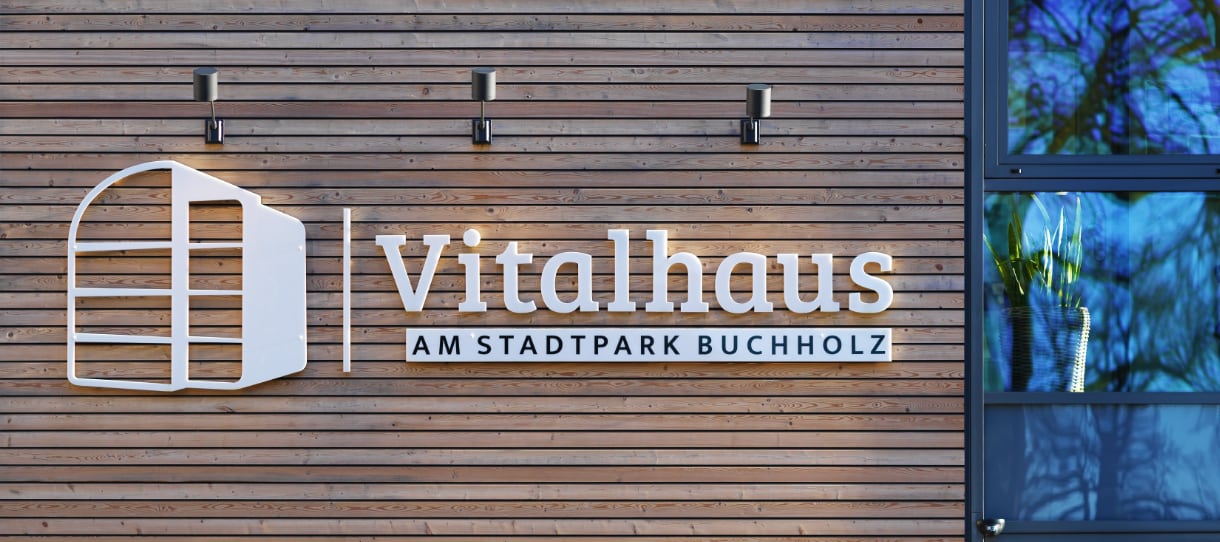 Holzfassade Vitalhaus Buchholz mit Schriftzug